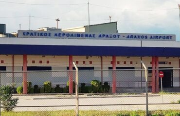 Άραξος: Κατέρρευσε σκάλα επιβίβασης αεροσκάφους – Σε χειρουργική επέμβαση υποβλήθηκε δημοσιογράφος