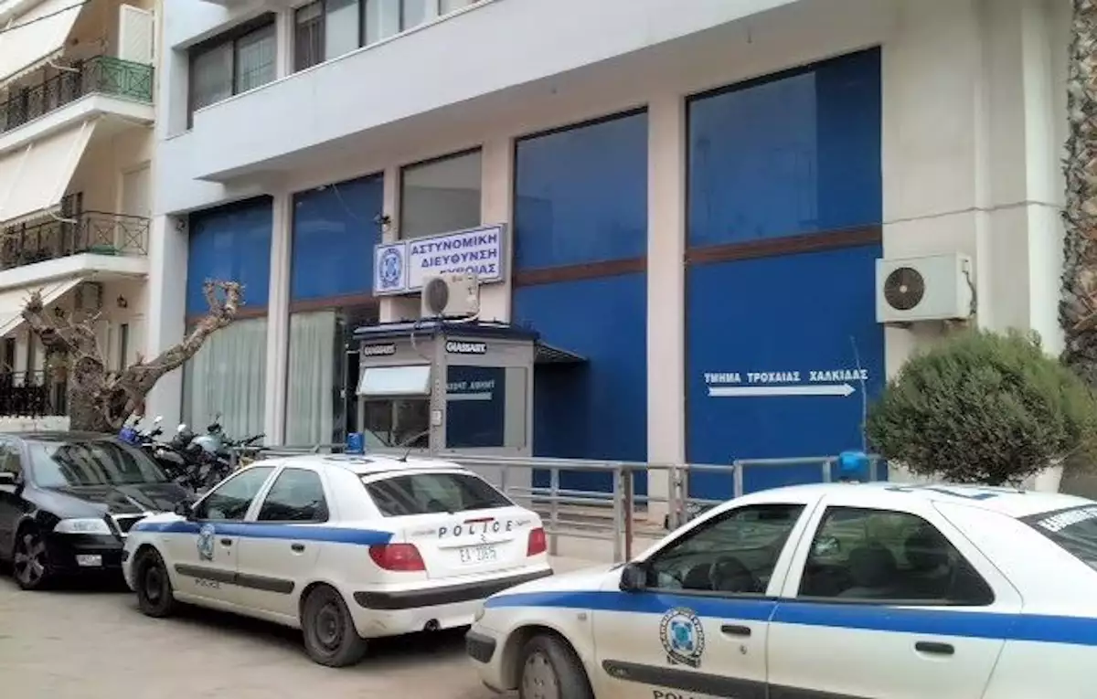Αναστάτωση έξω από το Α.Τ.Χαλκίδας: Άνδρας σωριάστηκε ξαφνικά μπροστά στα μάτια αστυνομικών