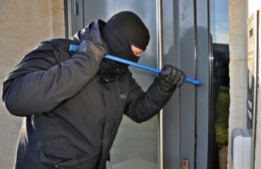 Αστυνομικοί στη Θεσσαλονίκη «τσάκωσαν» διαρρήκτη τη στιγμή που πήγε να μπει σε σπίτι