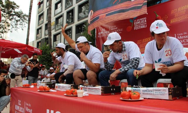 Τουρκία: Άνδρας έφαγε μέσα σε 3′ σχεδόν μισό κιλό καυτερές πιπεριές & κατέκτησε την 1η θέση σε διαγωνισμό φαγητού!