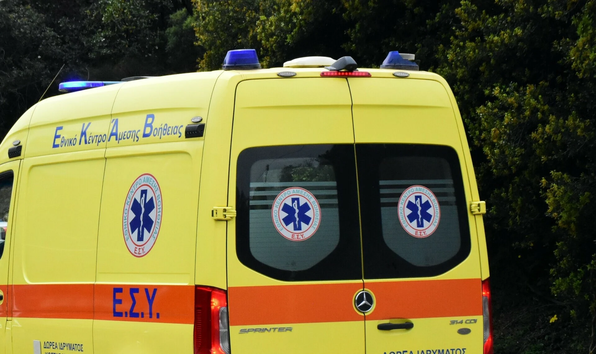 Φονικό τροχαίο στην Πάρο: 40χρονος σκοτώθηκε μετά την σφοδρή σύγκρουση του αυτοκινήτου του σε δέντρο