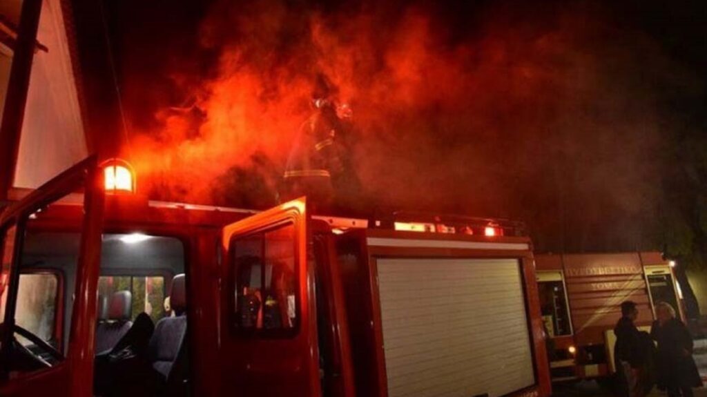 Αστυνομικοί έσωσαν μητέρα και τρία παιδιά από φλεγόμενο σπίτι στη Θεσσαλονίκη