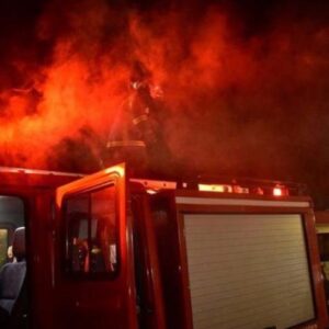 Αστυνομικοί έσωσαν μητέρα και τρία παιδιά από φλεγόμενο σπίτι στη Θεσσαλονίκη