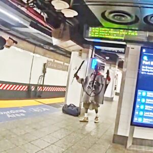 Βίντεο ντοκουμέντο: Η στιγμή που αστυνομικοί στη Ν.Υόρκη εξουδετερώνουν με δύο σφαίρες 44χρονο που κρατούσε ματσέτα