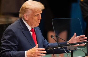 Ο Ν.Τραμπ με… κάρτες Uno λέει στην Τεχεράνη πως κρατάει «όλα τα χαρτιά»!