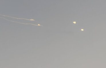 Το Ιράν κτύπησε τα ΗΑΕ με πυραύλους και drones: Φωτιά σε πετρελαϊκή εγκατάσταση της Φουτζάιρα