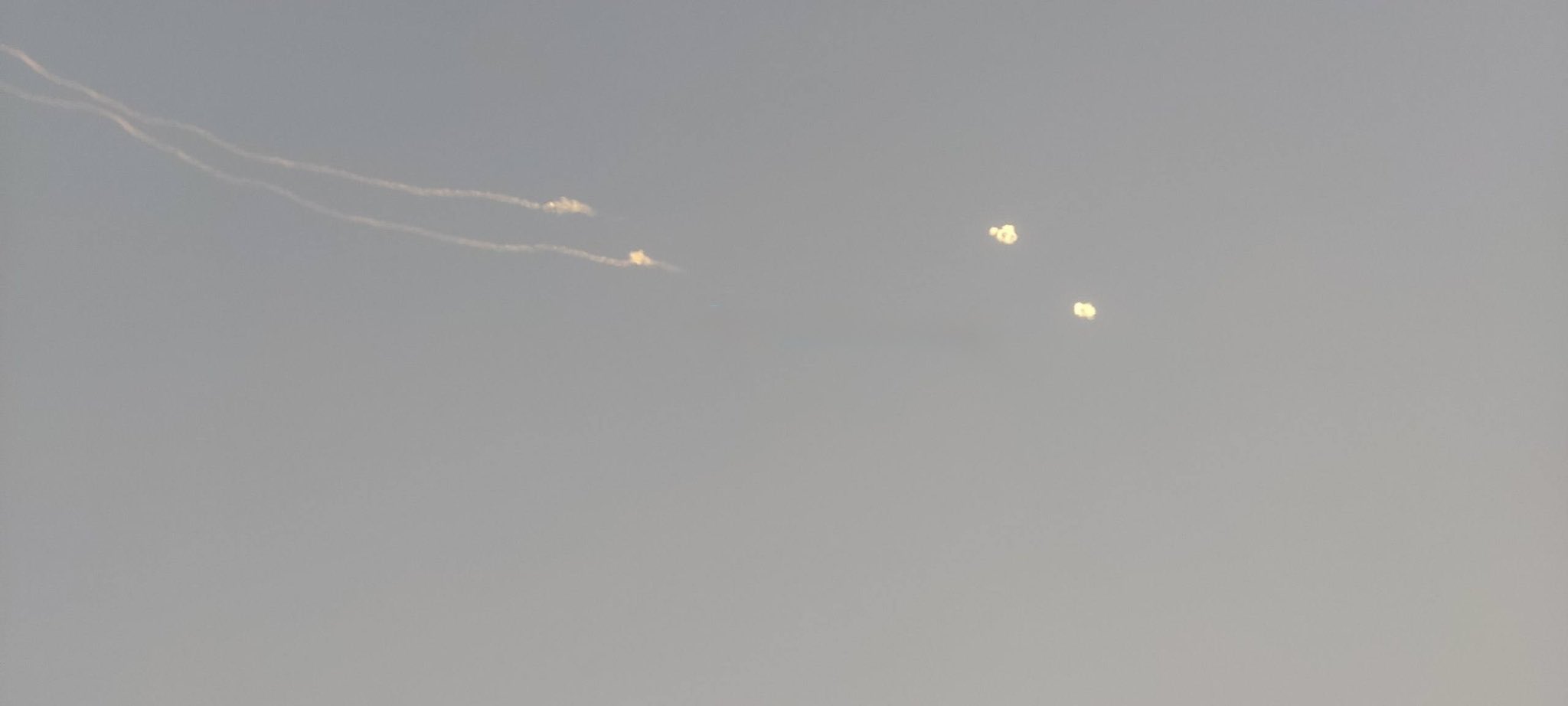 Το Ιράν κτύπησε τα ΗΑΕ με πυραύλους και drones: Φωτιά σε πετρελαϊκή εγκατάσταση της Φουτζάιρα