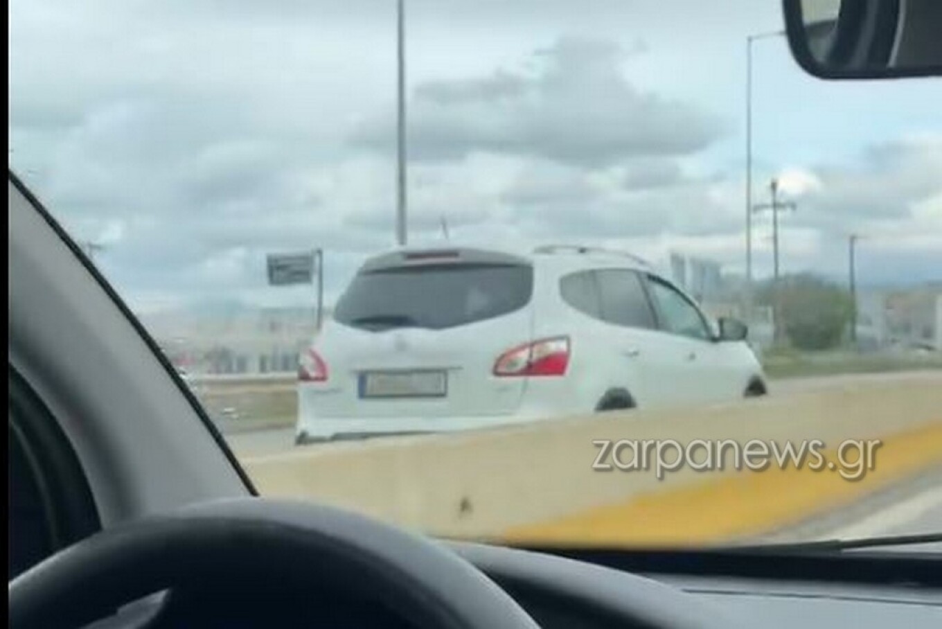 Από θαύμα δεν υπήρξε ατύχημα στην Ε.Ο. του Ρεθύμνου: Οδηγός πήγαινε ανάποδα με το αυτοκίνητό του (βίντεο)