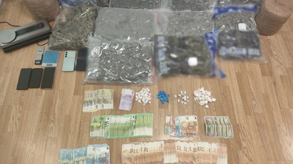 Χειροπέδες σε τρία άτομα για κατοχή και διακίνηση ναρκωτικών: Πάνω από 70.000 ευρώ η αξία τους (βίντεο-φωτο)
