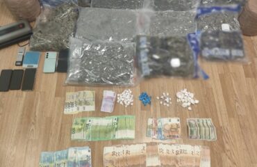 Χειροπέδες σε τρία άτομα για κατοχή και διακίνηση ναρκωτικών: Πάνω από 70.000 ευρώ η αξία τους (βίντεο-φωτο)