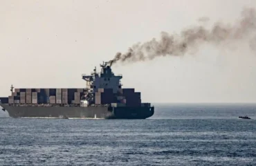 Νέο περιστατικό στα Στενά του Ορμούζ: Φορτηγό πλοίο της Νότιας Κορέας «τυλίχθηκε» στις φλόγες!