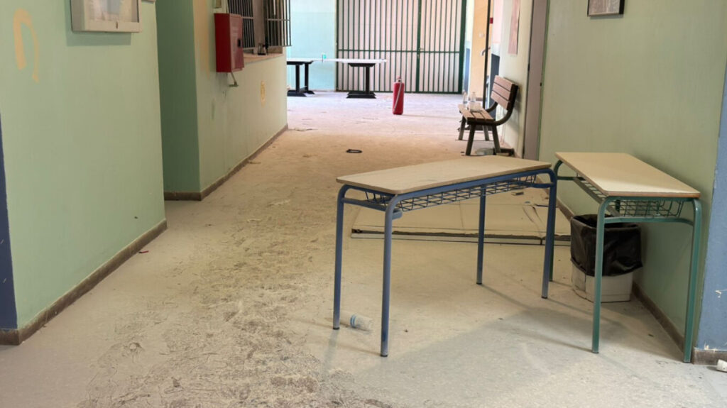 Άγνωστοι τα έκαναν «γυαλιά – καρφιά» στο 1ο Λύκειο Αργυρούπολης – Υβριστικά συνθήματα και παραβιάσεις