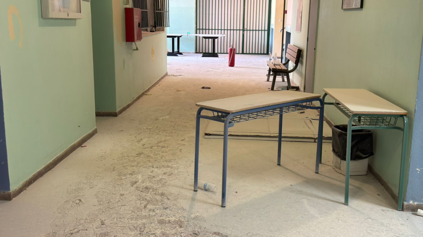 Άγνωστοι τα έκαναν «γυαλιά – καρφιά» στο 1ο Λύκειο Αργυρούπολης – Υβριστικά συνθήματα και παραβιάσεις