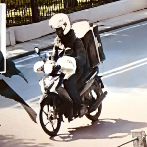 Κηφισιά: Αυτός είναι ο 28χρονος αλλοδαπός διανομέας που πετούσε πέτρες σε γυναίκες (φώτο)