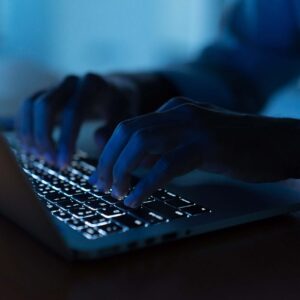 Xειροπέδες σε 19χρονο που παρίστανε τον υπάλληλο εταιρείας ρεύματος κι εξαπάτησε ζευγάρι στο Μοσχάτο