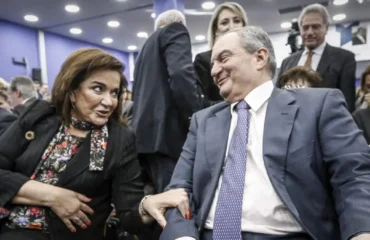 Η Ντόρα Μπακογιάννη στο γραφείο του Κ.Καραμανλή με φόντο το συνέδριο της ΝΔ