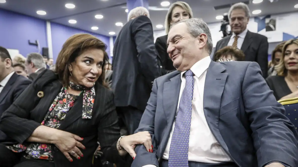Η Ντόρα Μπακογιάννη στο γραφείο του Κ.Καραμανλή με φόντο το συνέδριο της ΝΔ
