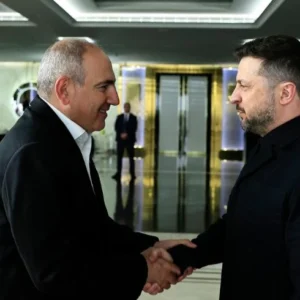 Β.Ζελένσκι και Ν.Πασινιάν μιλούν μεταξύ τους με «σπαστά» αγγλικά ενώ γνωρίζουν και οι δύο άπταιστα ρωσικά