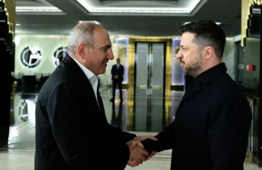 Β.Ζελένσκι και Ν.Πασινιάν μιλούν μεταξύ τους με «σπαστά» αγγλικά ενώ γνωρίζουν και οι δύο άπταιστα ρωσικά