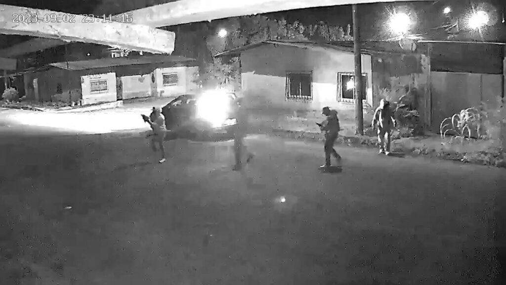 Βίντεο: Πληρωμένος φονιάς στο Εκουαδόρ βγάζει την περόνη από χειροβομβίδα και ξεχνάει να την πετάξει!