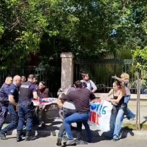 Επεισόδια έξω από το Μέγαρο Μαξίμου μεταξύ αστυνομικών και συγκεντρωμένων φοιτητών (βίντεο)