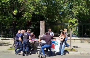 Επεισόδια έξω από το Μέγαρο Μαξίμου μεταξύ αστυνομικών και συγκεντρωμένων φοιτητών (βίντεο)