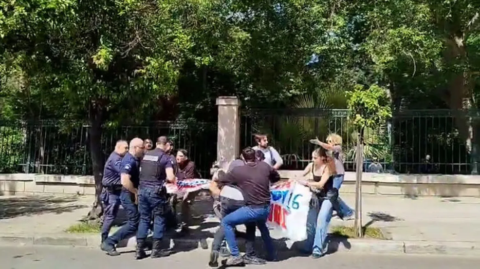 Επεισόδια έξω από το Μέγαρο Μαξίμου μεταξύ αστυνομικών και συγκεντρωμένων φοιτητών (βίντεο)