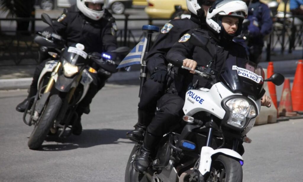 Επεισοδιακή καταδίωξη στου Ρέντη: Οδηγός αγνόησε τα ΟΠΚΕ και επιτάχυνε – Λίγο αργότερα προσέκρουσε σε κιγκλιδώματα