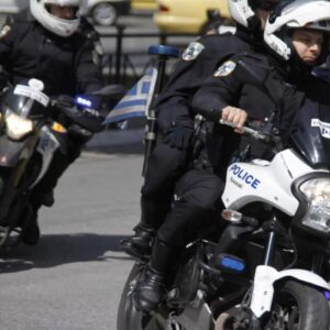 Επεισοδιακή καταδίωξη στου Ρέντη: Οδηγός αγνόησε τα ΟΠΚΕ και επιτάχυνε – Λίγο αργότερα προσέκρουσε σε κιγκλιδώματα