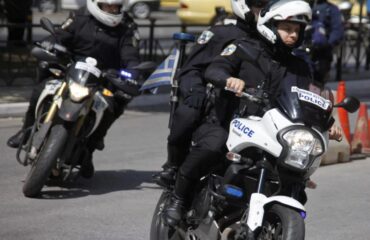 Επεισοδιακή καταδίωξη στου Ρέντη: Οδηγός αγνόησε τα ΟΠΚΕ και επιτάχυνε – Λίγο αργότερα προσέκρουσε σε κιγκλιδώματα