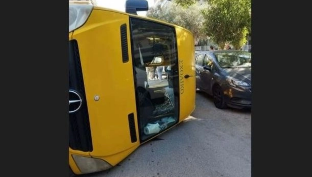 Σχολικό λεωφορείο ανετράπη και τούμπαρε στο Παλαιό Φάληρο μετά από σύγκρουση με Ι.Χ. όχημα