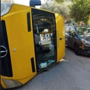 Σχολικό λεωφορείο ανετράπη και τούμπαρε στο Παλαιό Φάληρο μετά από σύγκρουση με Ι.Χ. όχημα