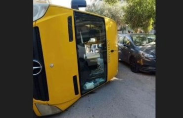 Σχολικό λεωφορείο ανετράπη και τούμπαρε στο Παλαιό Φάληρο μετά από σύγκρουση με Ι.Χ. όχημα