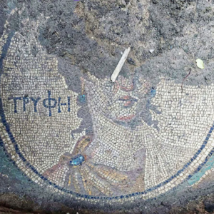 Τουρκία: Ανακαλύφθηκε εντυπωσιακό ψηφιδωτό 1.800 ετών με την αρχαιοελληνική λέξη «Τρύφη» – Τι σημαίνει (φώτο)