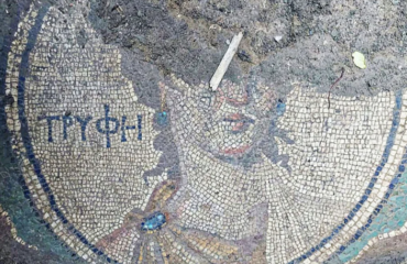 Τουρκία: Ανακαλύφθηκε εντυπωσιακό ψηφιδωτό 1.800 ετών με την αρχαιοελληνική λέξη «Τρύφη» – Τι σημαίνει (φώτο)