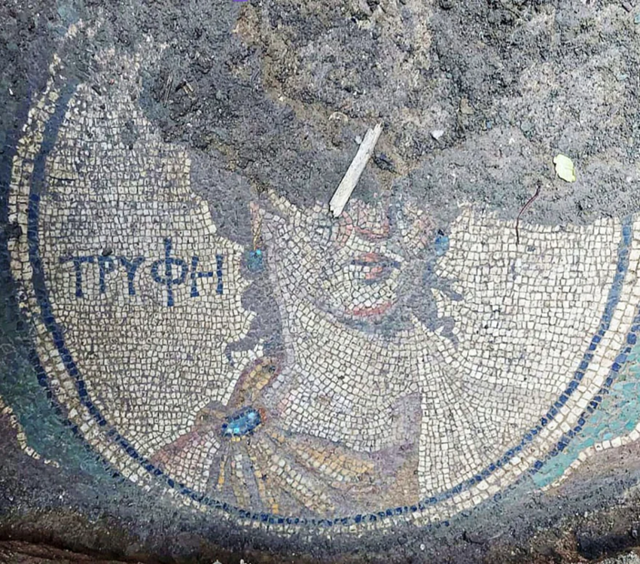 Τουρκία: Ανακαλύφθηκε εντυπωσιακό ψηφιδωτό 1.800 ετών με την αρχαιοελληνική λέξη «Τρύφη» – Τι σημαίνει (φώτο)