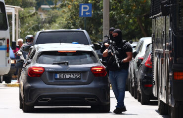 Δολοφονία Γ.Μοσχούρη: Υπό δρακόντεια μέτρα έφτασαν στην Ευελπίδων οι συλληφθέντες