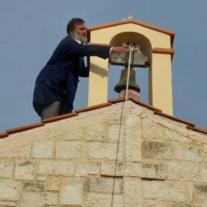 Ιερόσυλος στην Κρήτη γάζωσε καμπαναριό εκκλησίας (φωτό)