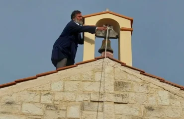 Ιερόσυλος στην Κρήτη γάζωσε καμπαναριό εκκλησίας (φωτό)