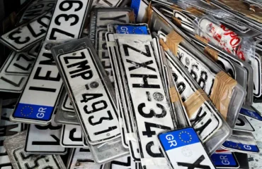 Έλλειψη πινακίδων κυκλοφορίας λόγω τσίγκου – Δεκάδες ιδιοκτήτες δεν παραλαμβάνουν τα αυτοκίνητά τους