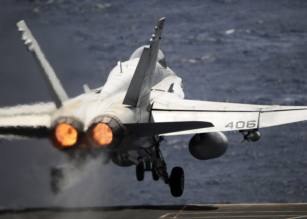Η στιγμή που αμερικανικό F/A-18 Super Hornet βομβαρδίζει ιρανικά τάνκερ στα Στενά του Ορμούζ (βίντεο)