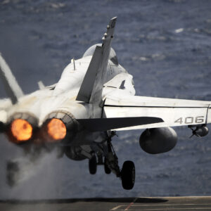 Η στιγμή που αμερικανικό F/A-18 Super Hornet βομβαρδίζει ιρανικά τάνκερ στα Στενά του Ορμούζ (βίντεο)