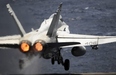 Η στιγμή που αμερικανικό F/A-18 Super Hornet βομβαρδίζει ιρανικά τάνκερ στα Στενά του Ορμούζ (βίντεο)