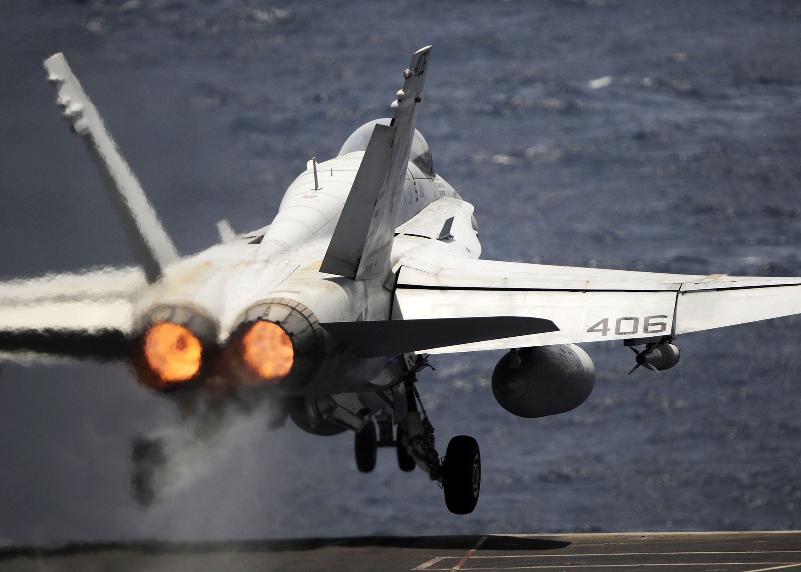 Η στιγμή που αμερικανικό F/A-18 Super Hornet βομβαρδίζει ιρανικά τάνκερ στα Στενά του Ορμούζ (βίντεο)