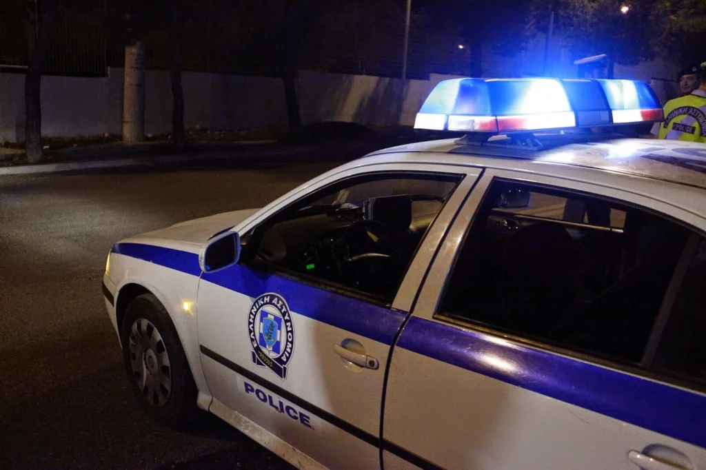 Aναστάτωση στο Κερατσίνι: Άνδρας πετούσε αντικείμενα από μπαλκόνι – Πήδηξε από τον δεύτερο όροφο κτιρίου