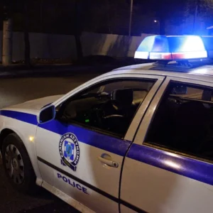 Aναστάτωση στο Κερατσίνι: Άνδρας πετούσε αντικείμενα από μπαλκόνι – Πήδηξε από τον δεύτερο όροφο κτιρίου