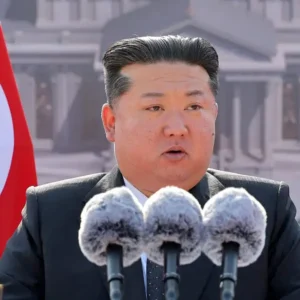 Ο Κιμ Γιονγκ Ουν άλλαξε το Σύνταγμα: «Αν με σκοτώσουν να εξαπολύσετε πυρηνικά όπλα»