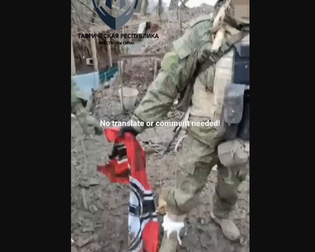 Ρώσοι στρατιώτες σκίζουν και ποδοπατούν ναζιστική σημαία των Ουκρανών – Δείτε βίντεο