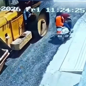 Τραγωδία στην Ινδία: Οδοστρωτήρας συνέθλιψε γυναίκα που έπεσε από μηχανή (σκληρό βίντεο)