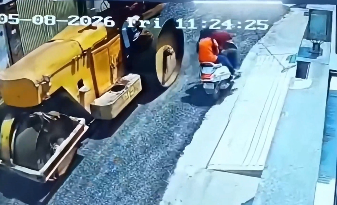 Τραγωδία στην Ινδία: Οδοστρωτήρας συνέθλιψε γυναίκα που έπεσε από μηχανή (σκληρό βίντεο)